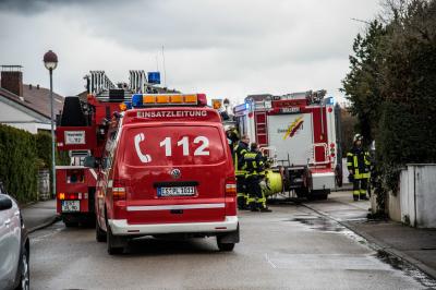 Altbach: Muelltonnenbrand greift auf Hecke ueber - Feuerwehr verhindert schlimmeres